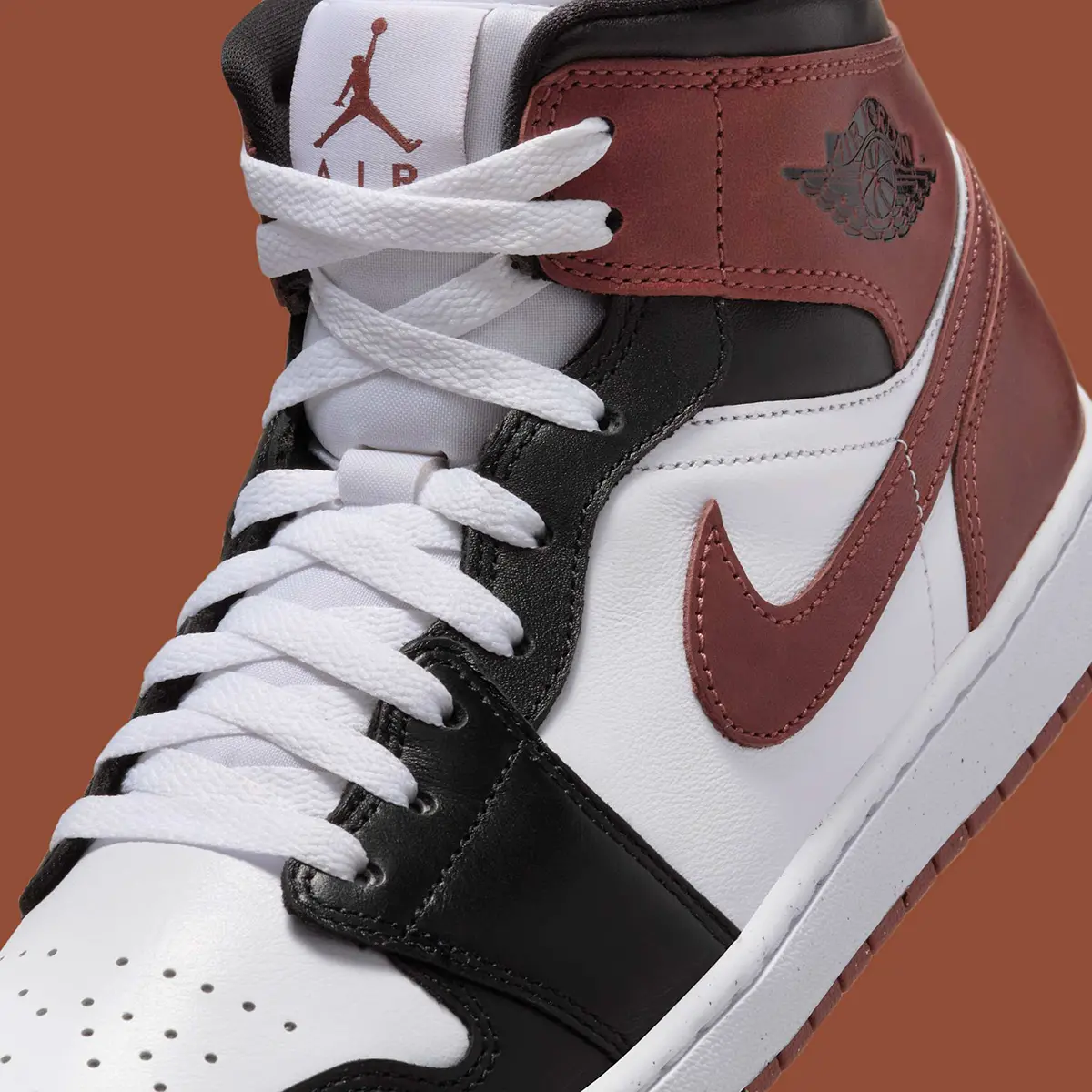 Giay Nike Air Jordan 1 Mid SE 'Dark Pony' HF3216-102