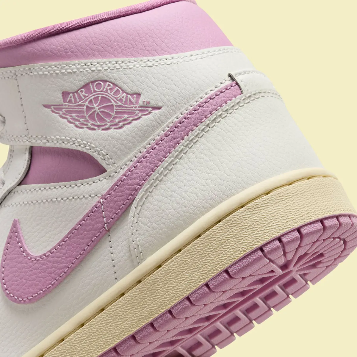 Giay Nike Air Jordan 1 Mid 'Sail Pink Coconut Milk' BQ6472-162
