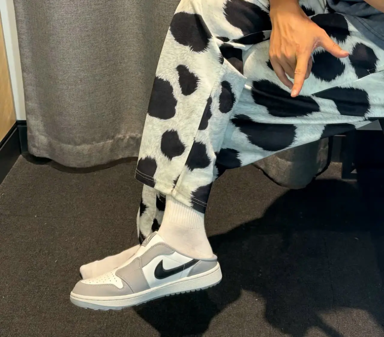 Alternative view of Giày Nike Air Jordan 1 Mule 'Golf Wolf Grey' FJ1214-004