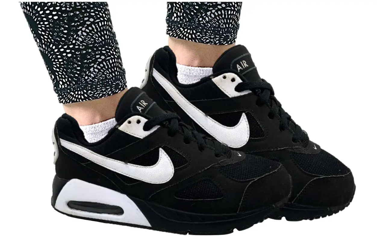 Giay Nike Air Max IVO 'Black/White' 579995-011