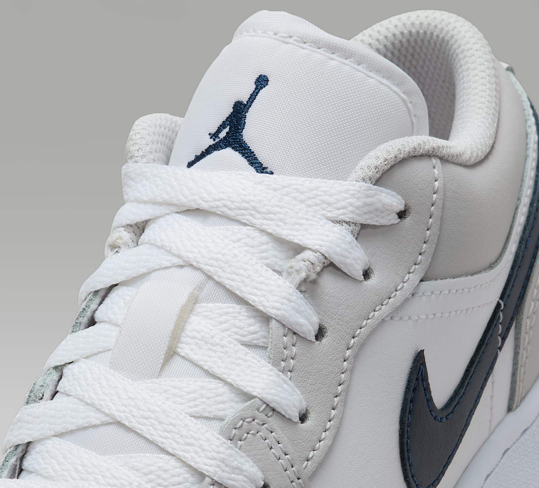 Giay Nike Air Jordan 1 Low GS 'White Neutral Grey' 553560-146