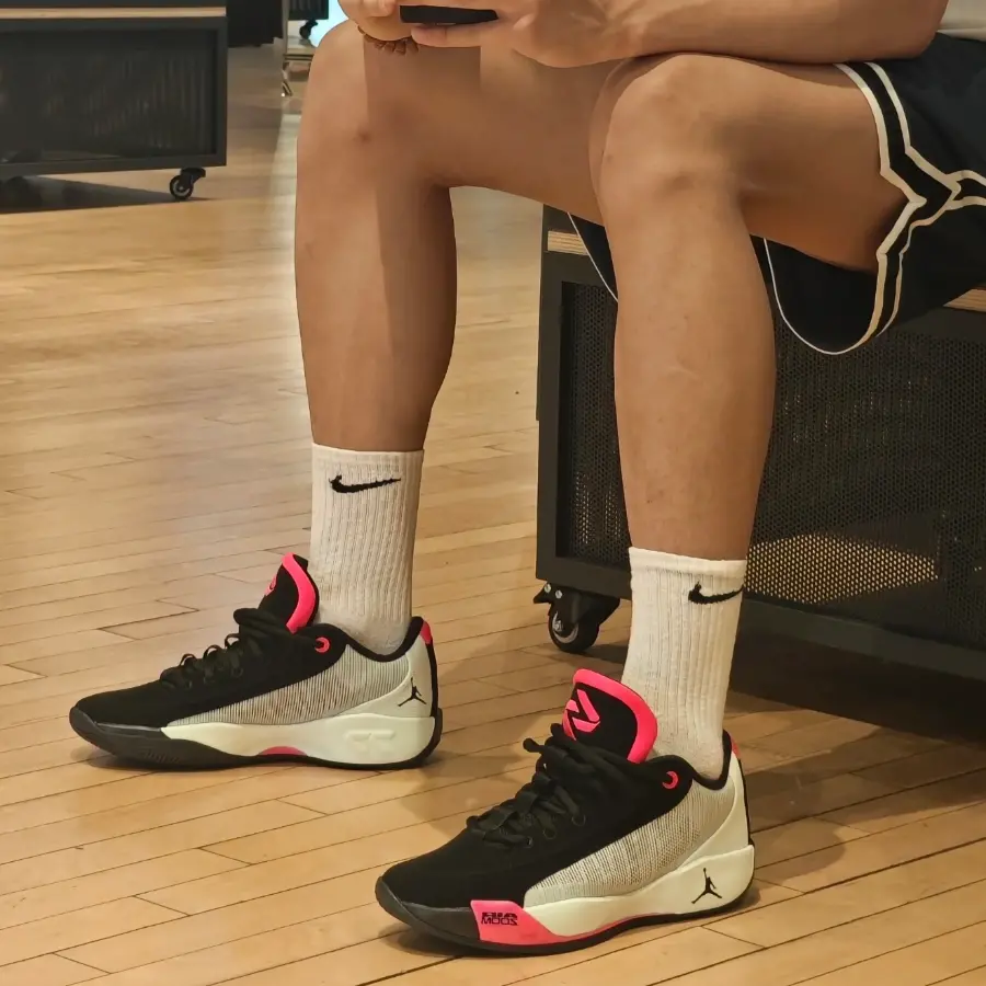 Alternative view of Giày Nike Air Jordan Luka .77 'Black Hyper Pink' HF0819-001