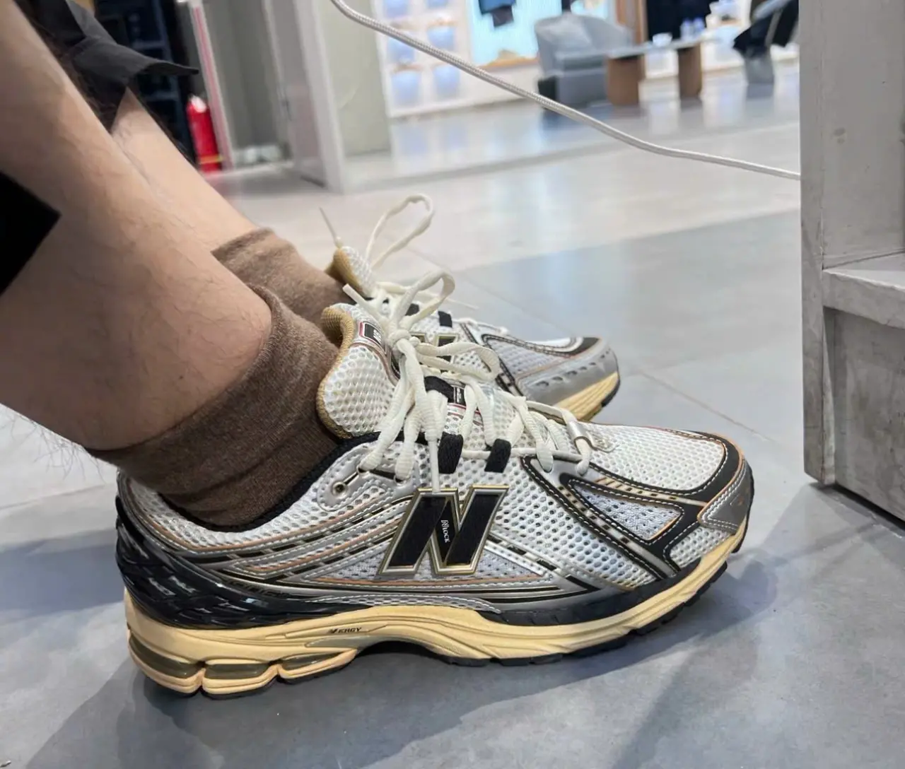 Alternative view of Giày New Balance 1906R 'Vintage Metallic Silver' M1906RAV