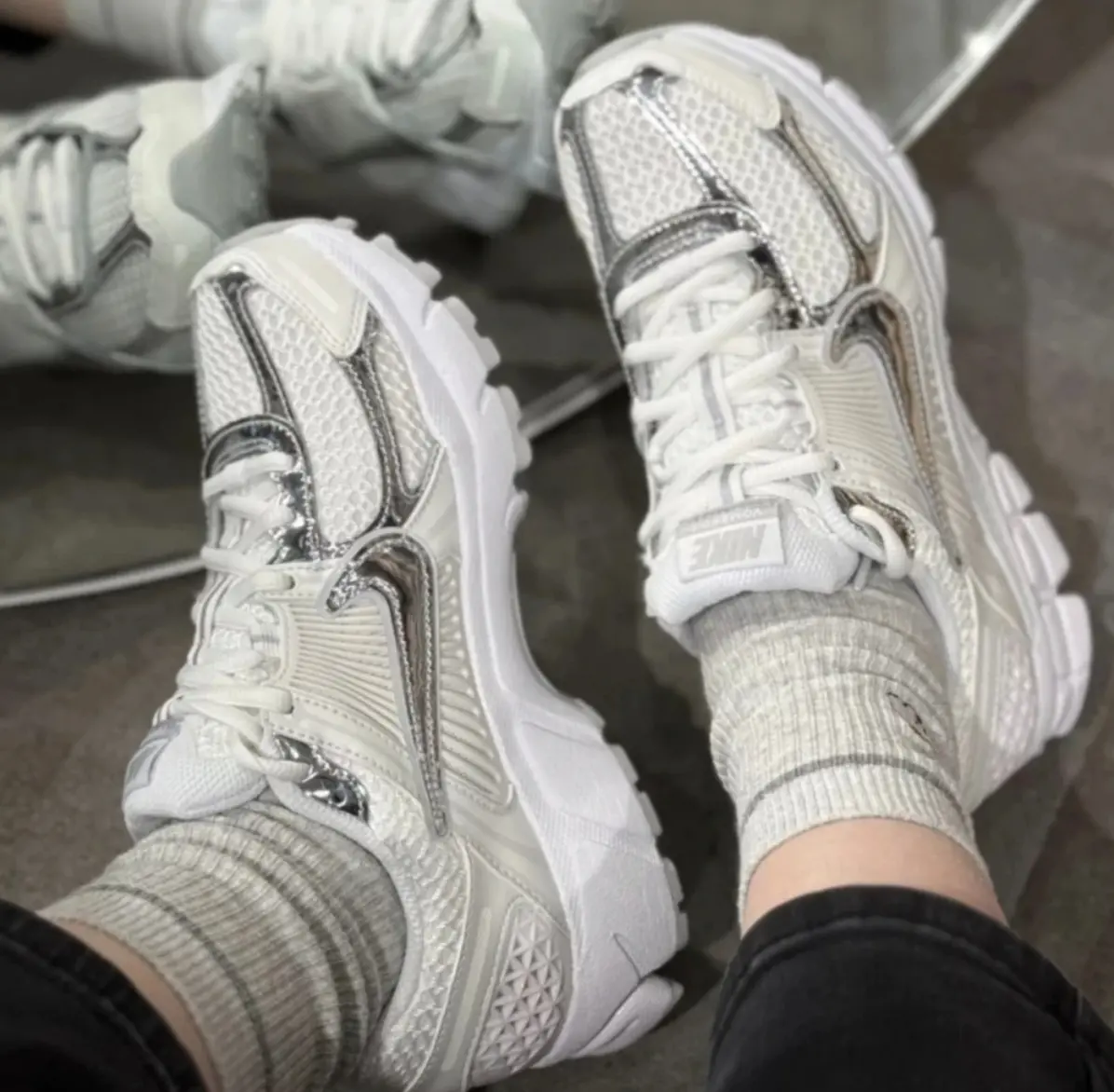 Giay Nike Air Zoom Vomero 5 ‘Chrome Toe’ HF7723-100