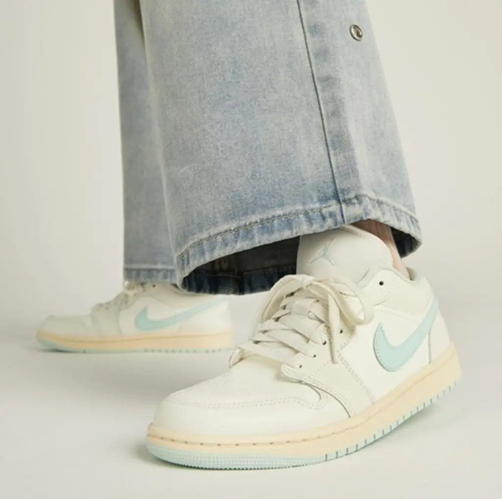 Alternative view of Giày Nike Air Jordan 1 Low 'Sail Igloo' DC0774-134