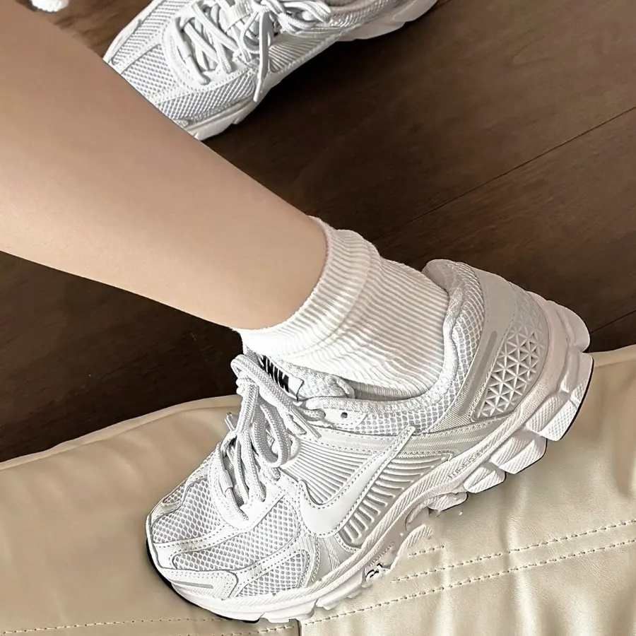 Alternative view of Giày Nike Zoom Vomero 5 GS 'White Vast Grey' HF6998-100