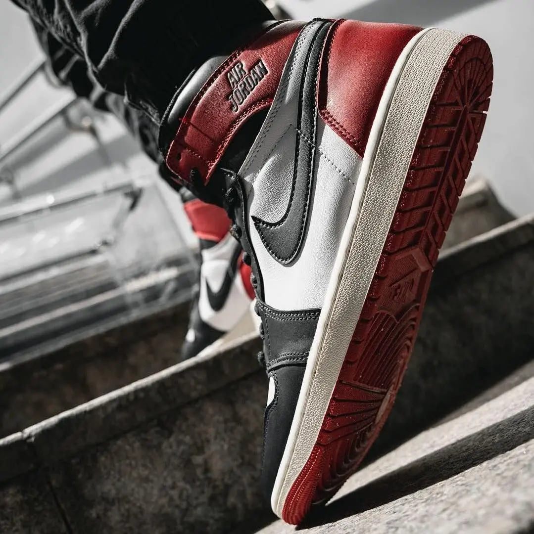 Alternative view of Giày Nike Air Jordan 1 Retro High OG 'Black Red' FD1437-106
