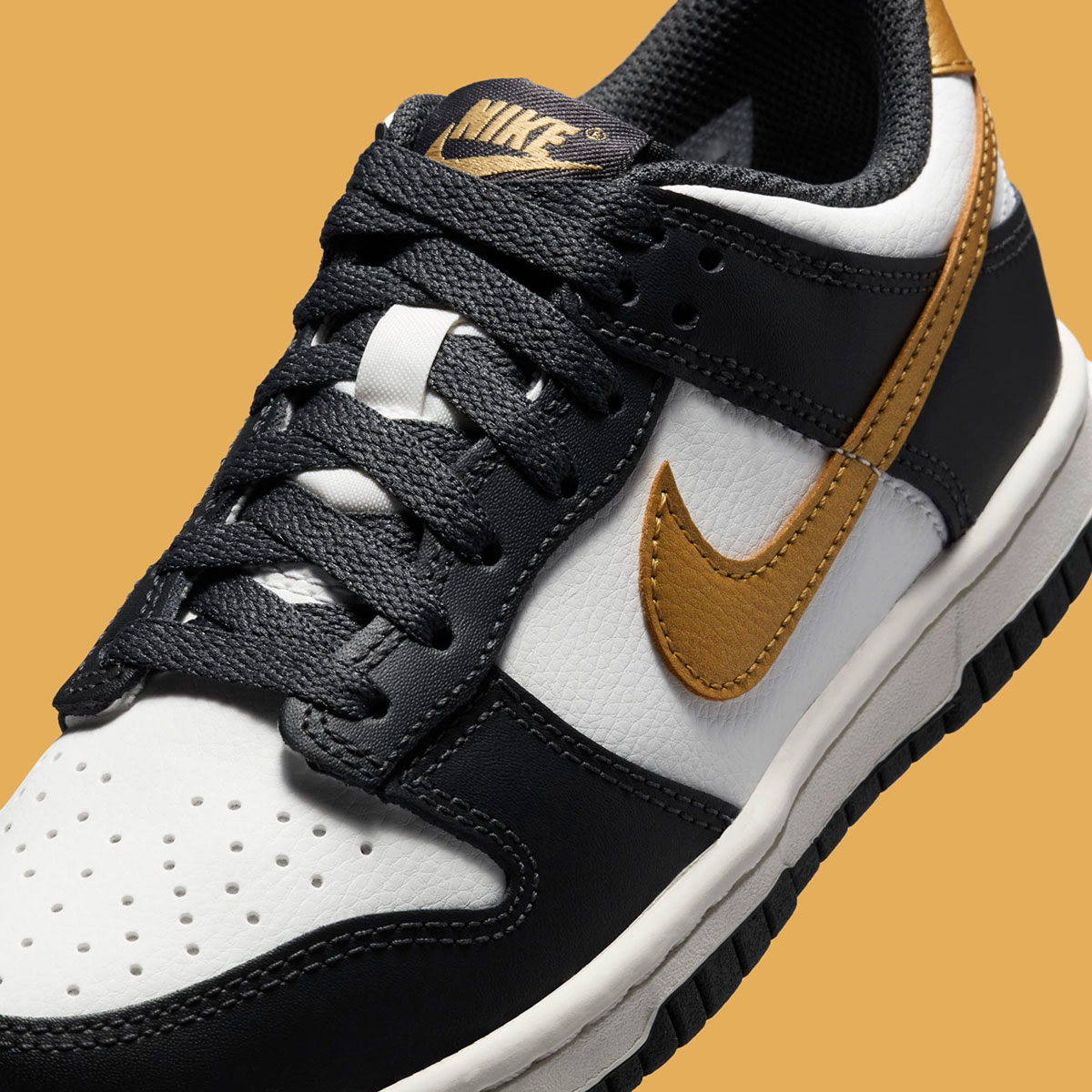 Giay Nike Dunk Low GS 'Summit White Metallic Gold' HV2533-100