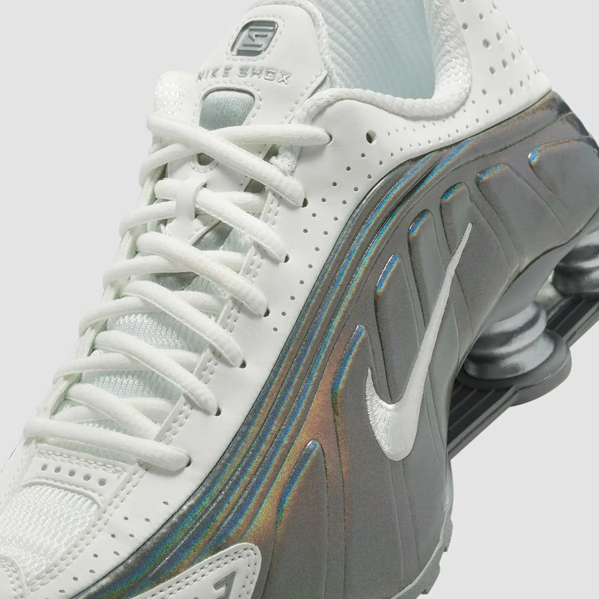 Giay Nike Shox R4 'White Iridescent' IB7703-100