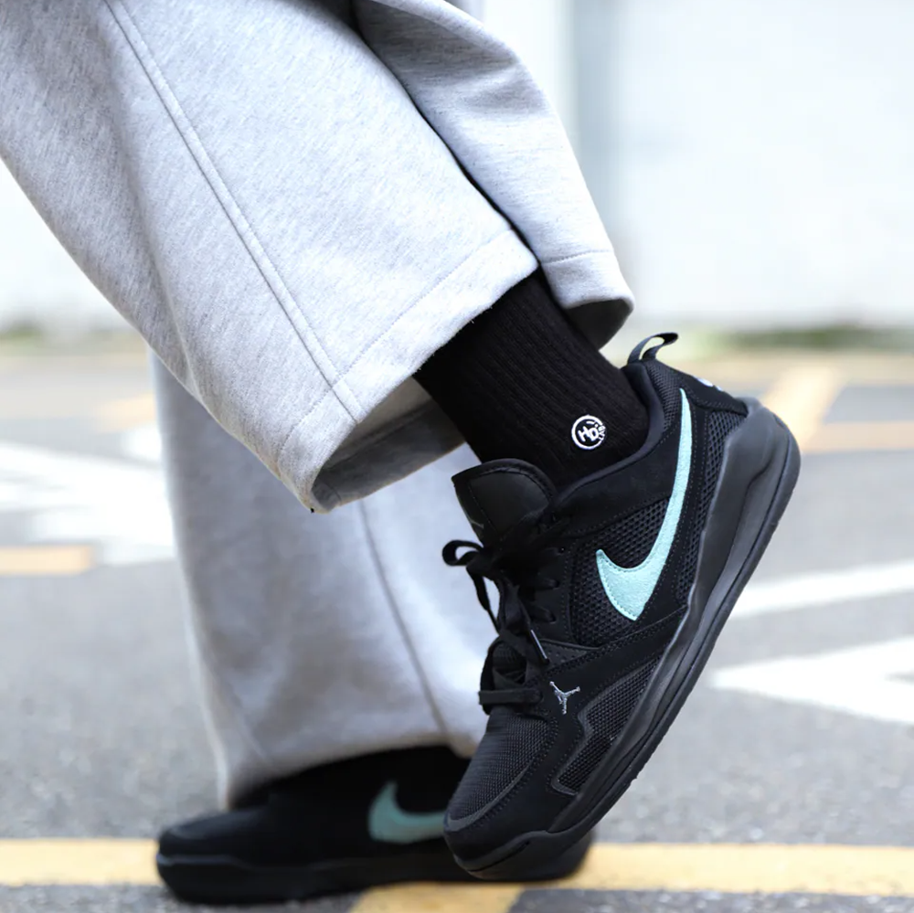 Alternative view of Giày Nike Air Jordan CMFT Era 'Black Sail Cool Grey Mineral' HJ6777-002