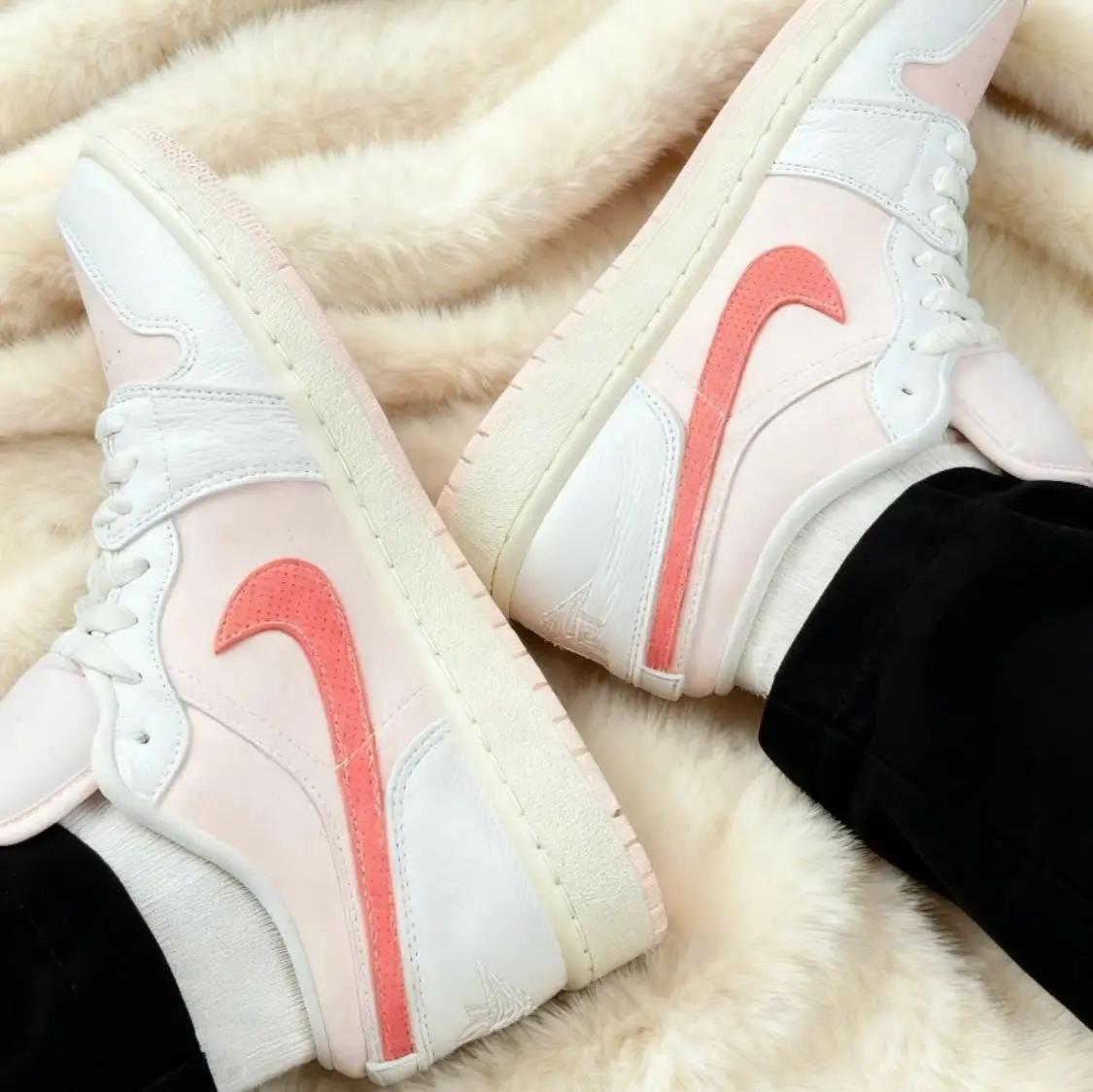 Alternative view of Giày Nike Air Jordan 1 Low ‘Strawberry Milkshake’ IB8156-133
