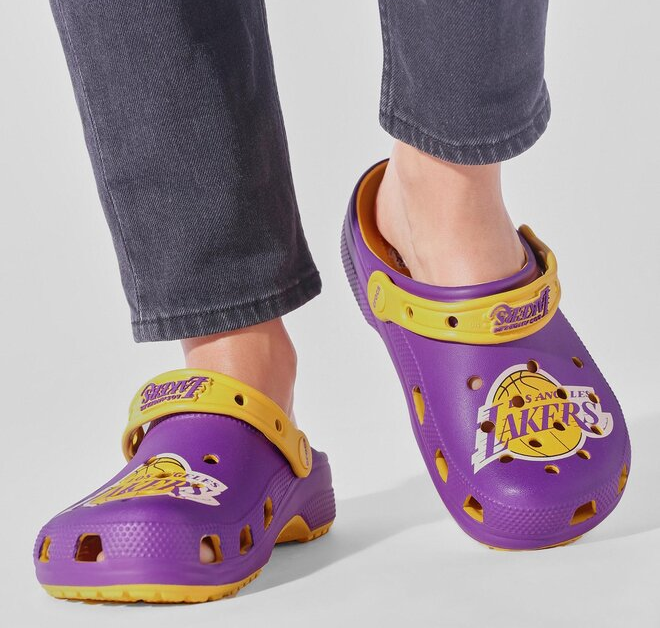 Alternative view of Dép Crocs Classic Clog 'Los Angeles Lakers' 208650-75Y