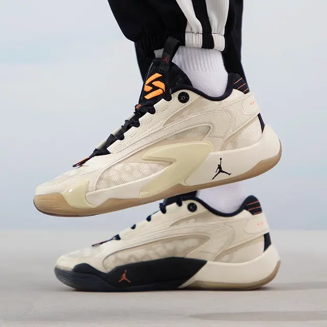 Alternative view of Giày Nike Air Jordan Luka 2 GS 'Neutral' DZ3498-100
