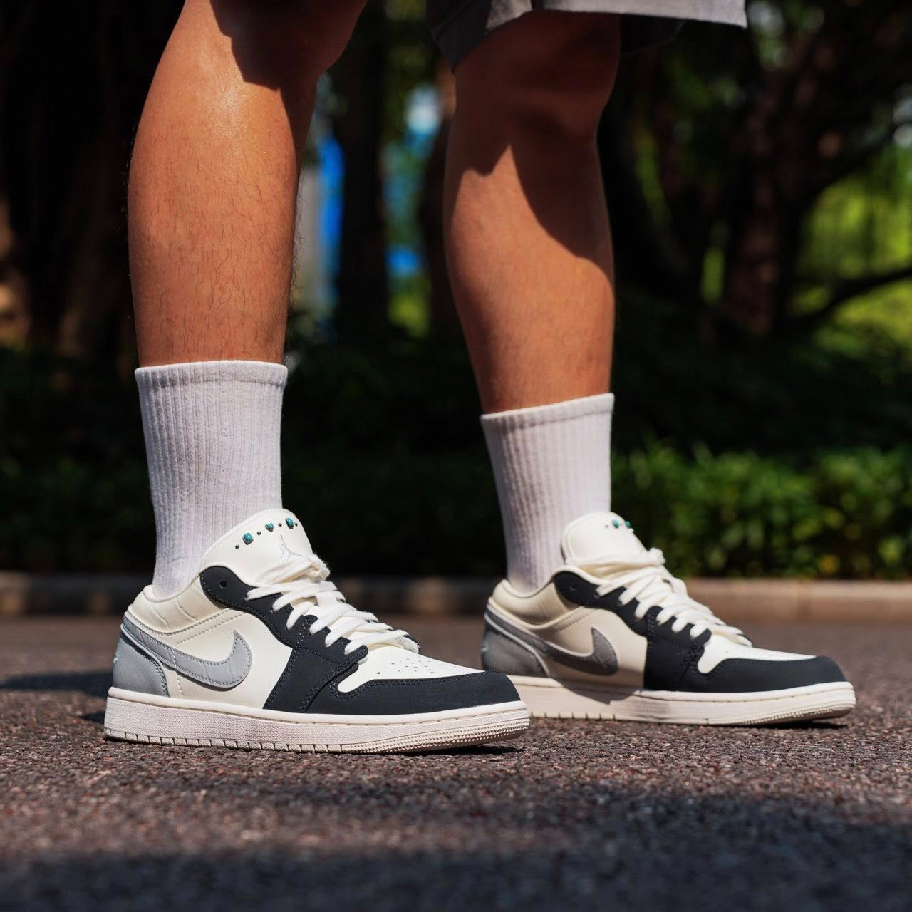 Alternative view of Giày Nike Air Jordan 1 Low 'Sail Light Smoke Grey' IO2242-101