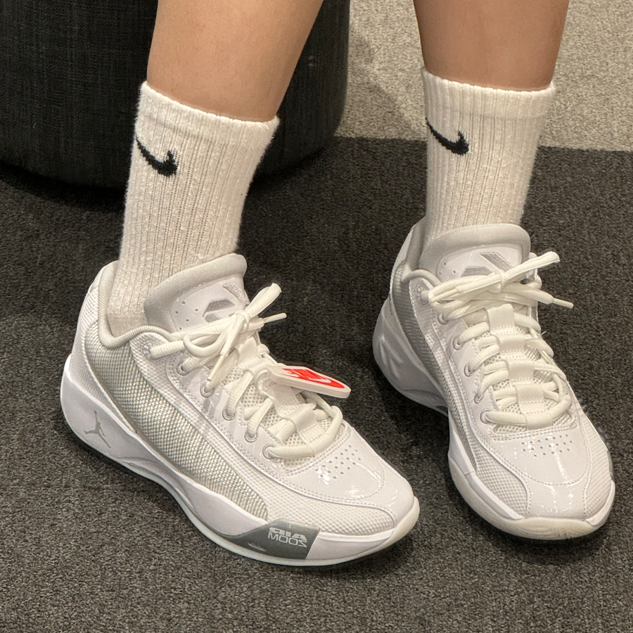 Alternative view of Giày Nike Air Jordan Luka .77 'White Grey Fog' HF0806-100