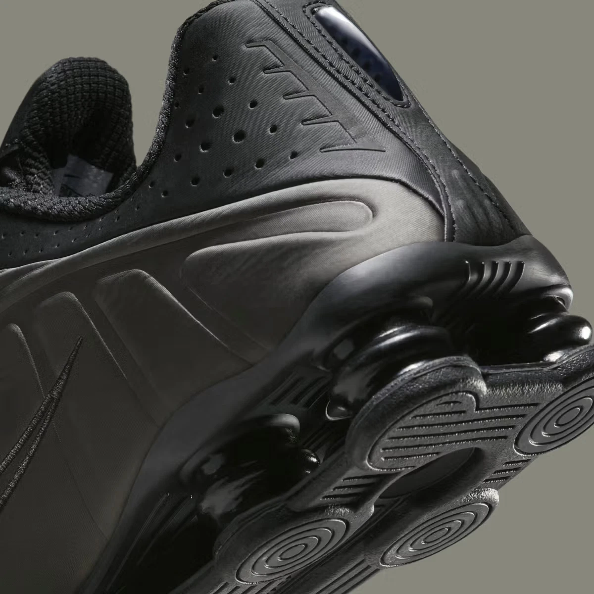 Alternative view of Giày Nike Shox R4 'Black Bright Crimson' HQ1988-001