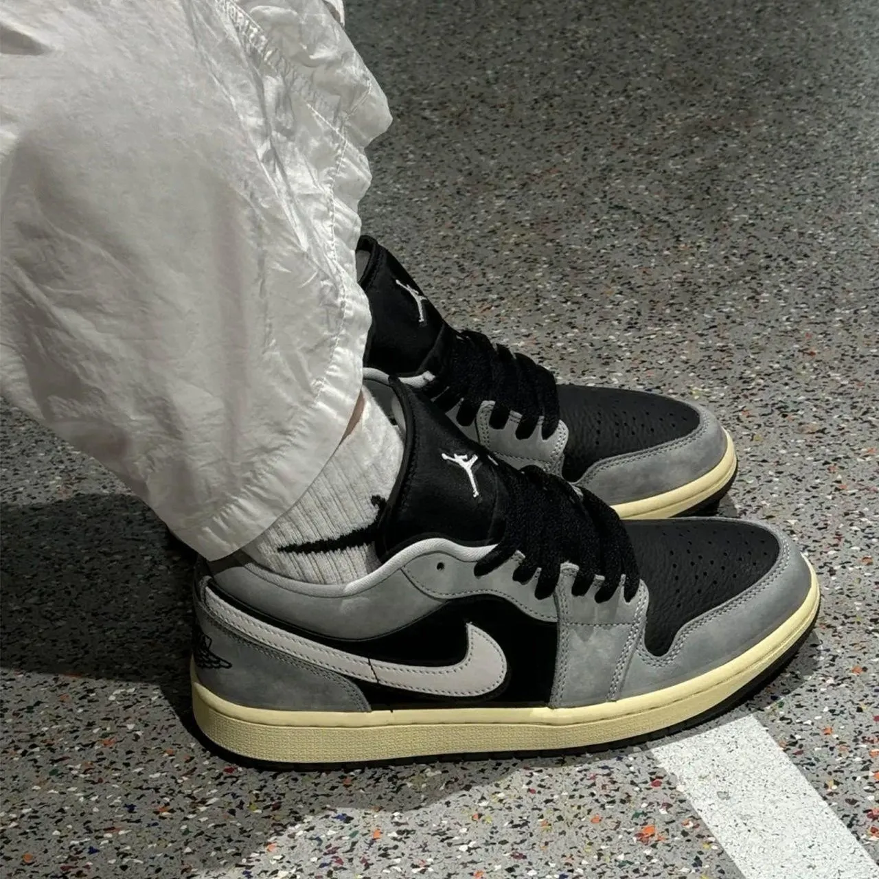 Alternative view of Giày Nike Air Jordan 1 Low 'Light Smoke Grey' HQ2010-012