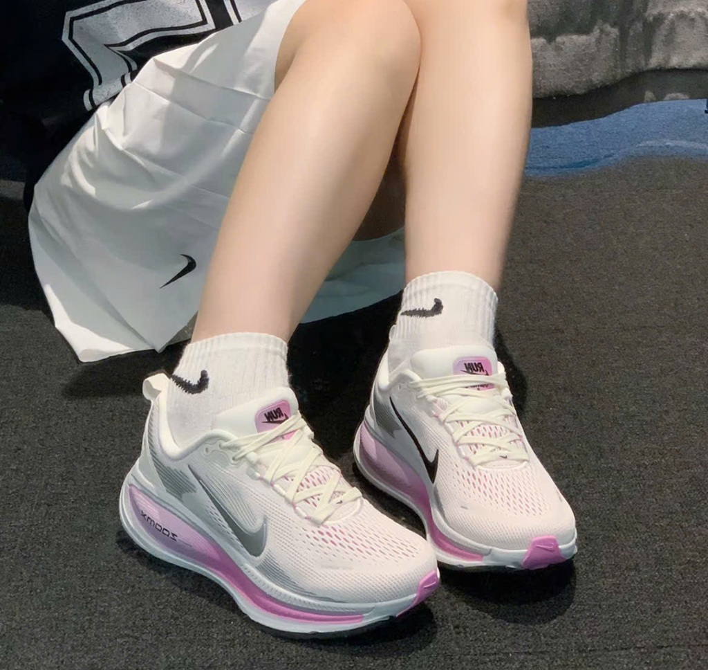 Alternative view of Giày Nike Vomero 18 'Pink Metallic Silver' IM2503-133