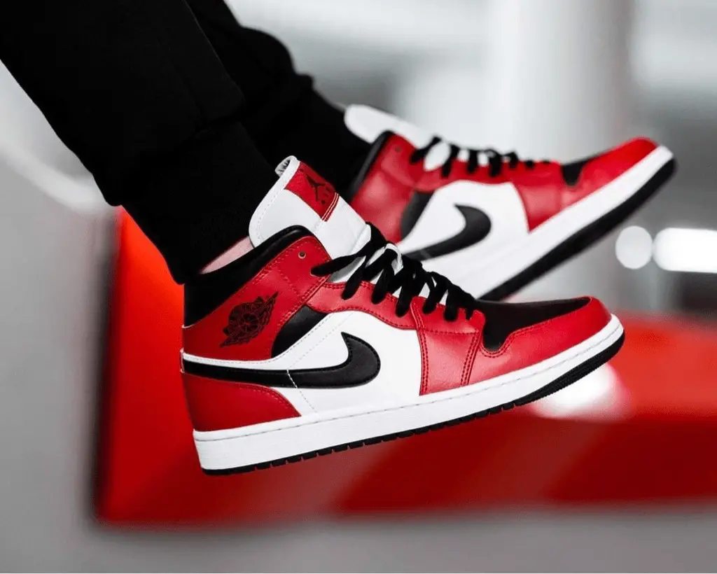 Alternative view of Giày Nike Air Jordan 1 Mid GS ‘Chicago Black Toe’ 554725-069