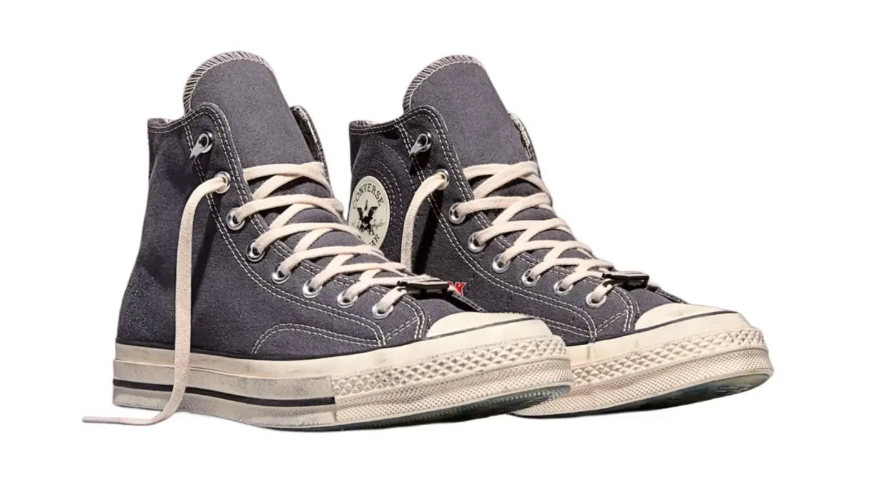 Hinh anh 1: Giay Nike va Converse phien ban Stranger Things mang phong cach thap nien 80, voi thiet ke goi nho den chieu khong gian 'Upside Down' cua bo phim.