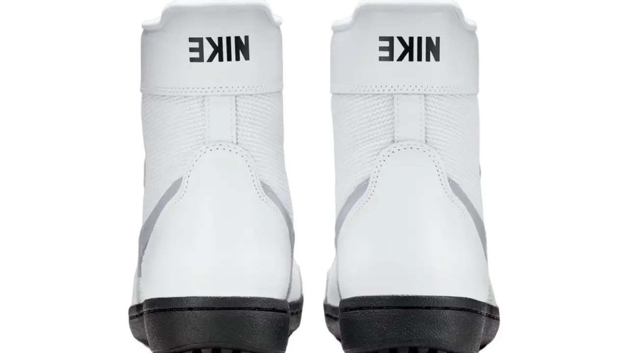 Hinh anh 2: Giay Nike va Converse phien ban Stranger Things mang phong cach thap nien 80, voi thiet ke goi nho den chieu khong gian 'Upside Down' cua bo phim.