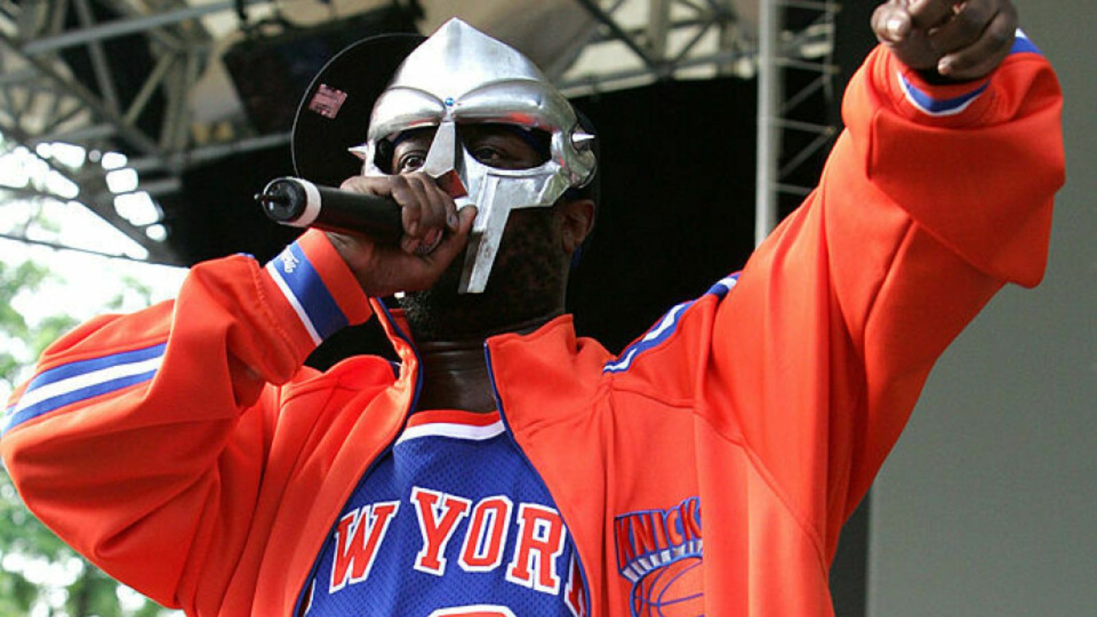 Hinh anh 3: Ao dau Knicks so 00 trong bo suu tap Metalface Hoops cua MF DOOM