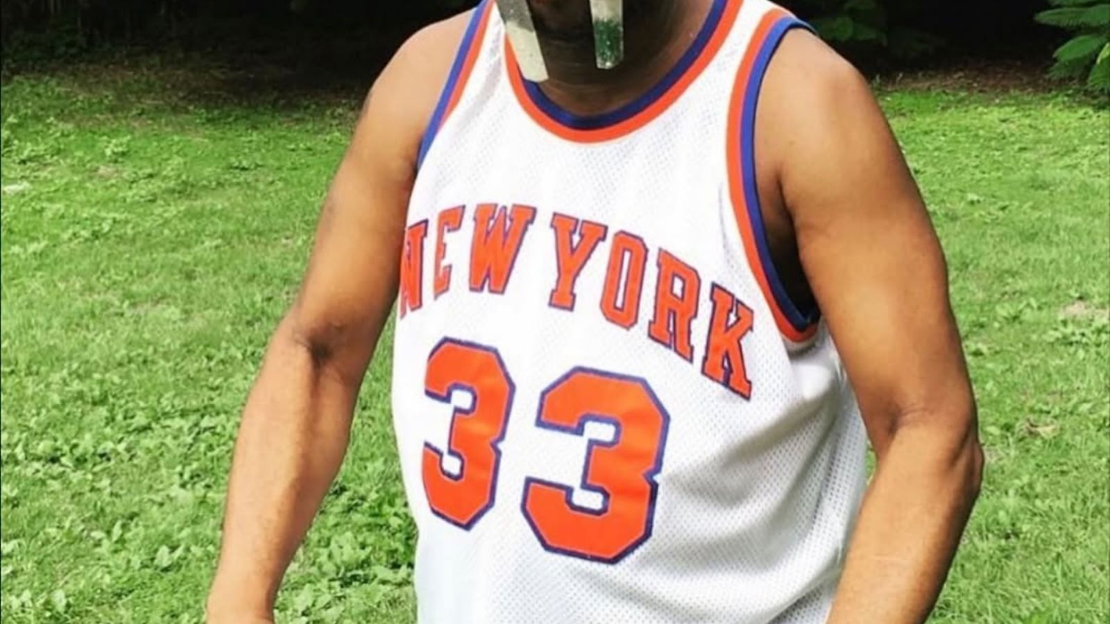 Hinh anh 4: Ao dau Knicks so 00 trong bo suu tap Metalface Hoops cua MF DOOM