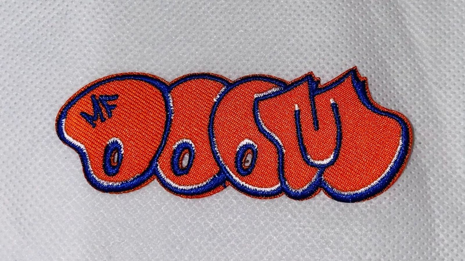 Hinh anh 1: Ao dau Knicks so 00 trong bo suu tap Metalface Hoops cua MF DOOM