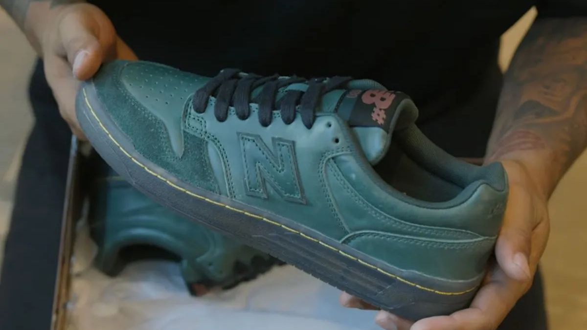 Hinh anh doi giay No-Comply x New Balance Numeric 480 voi thiet ke mau xanh la cay va cac chi tiet doc dao.