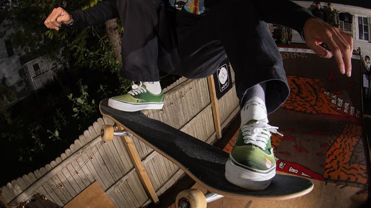 Hinh anh doi giay Vans OTW x American Football Authentic 44 voi thiet ke bia album bieu tuong.