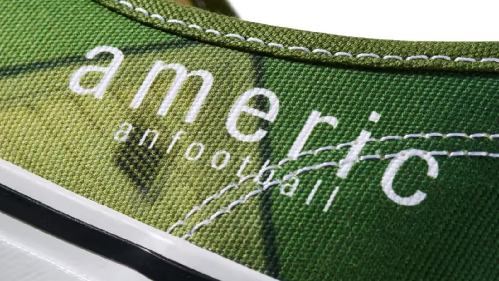 Hinh anh 2: Hinh anh doi giay Vans OTW x American Football Authentic 44 voi thiet ke bia album bieu tuong.