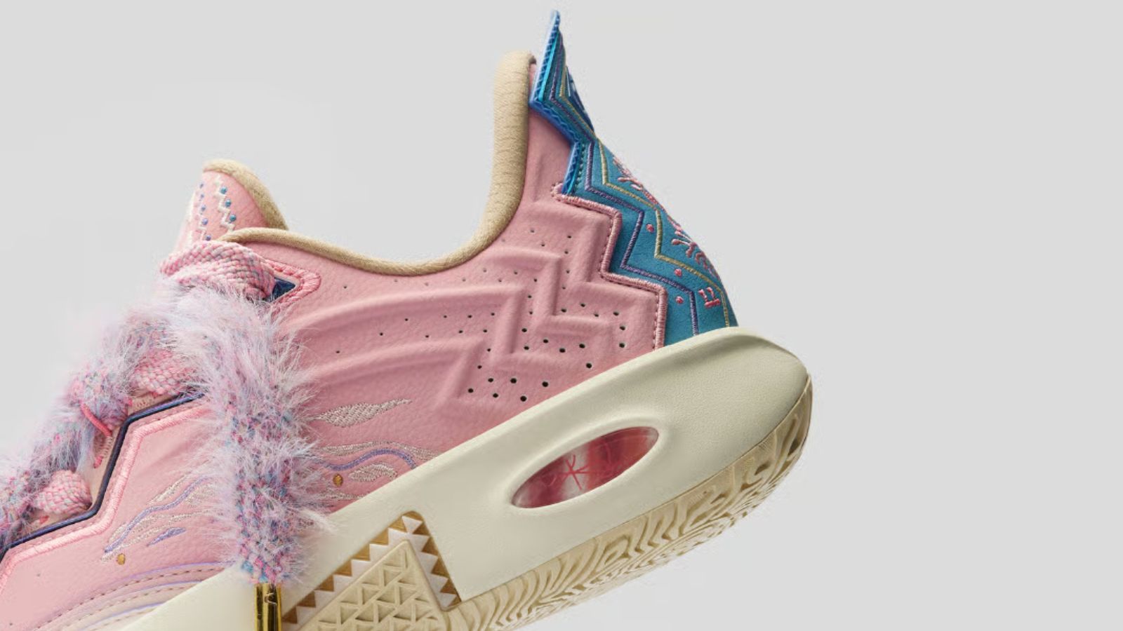 Hinh anh 8: Doi giay ANTA Kai 2 'Azurie' cua Kyrie Irving voi mau xanh ngoc, ton vinh con gai Azurie Elizabeth Irving.