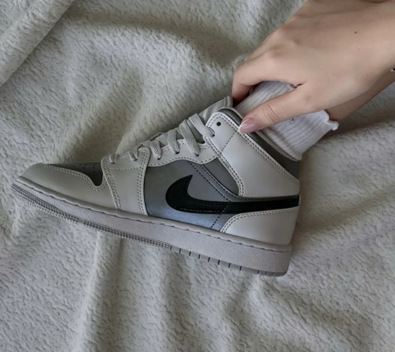 Alternative view of Giày Nike Air Jordan 1 Mid SE 'Inspired by the Greatest' HV4400-014