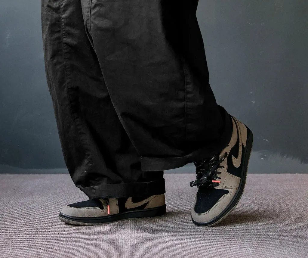 Alternative view of Giày Nike Air Jordan 1 Low SE 'Olive Grey' IB7109-005