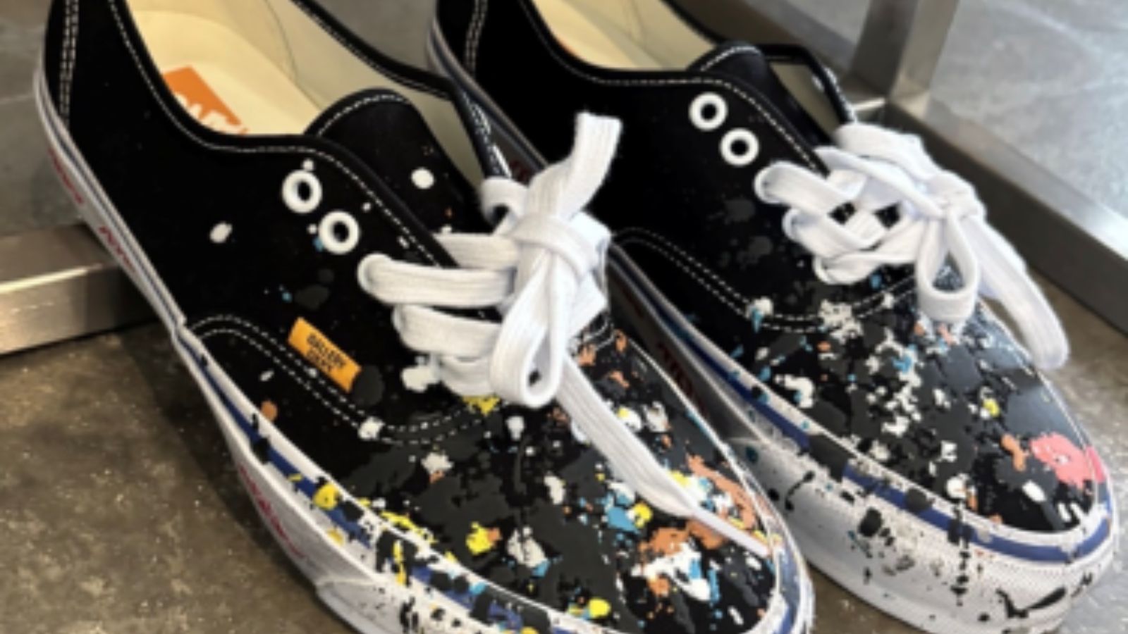 Hinh anh 5: Giay Vans Authentic 44 Art That Kills Black voi thiet ke vet son doc dao tu Gallery Dept.