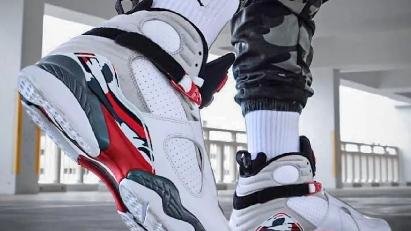 Hinh anh 1: Hinh anh Air Jordan 8 Retro 'Bugs Bunny' 2025 voi thiet ke kinh dien