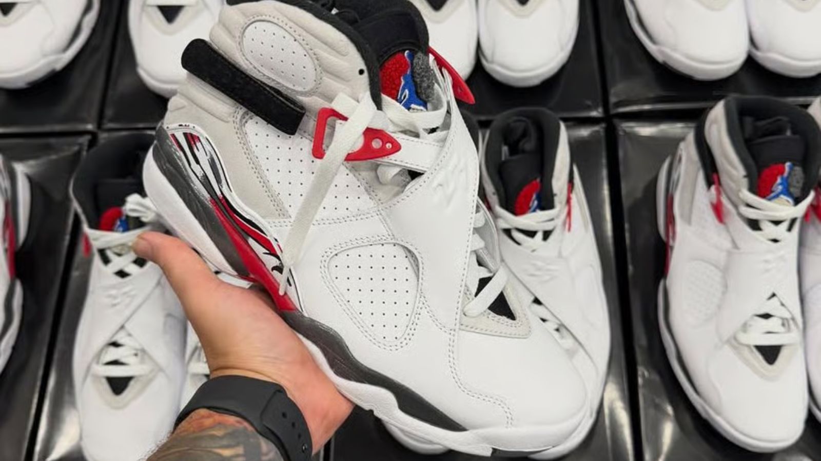 Hinh anh 3: Hinh anh Air Jordan 8 Retro 'Bugs Bunny' 2025 voi thiet ke kinh dien