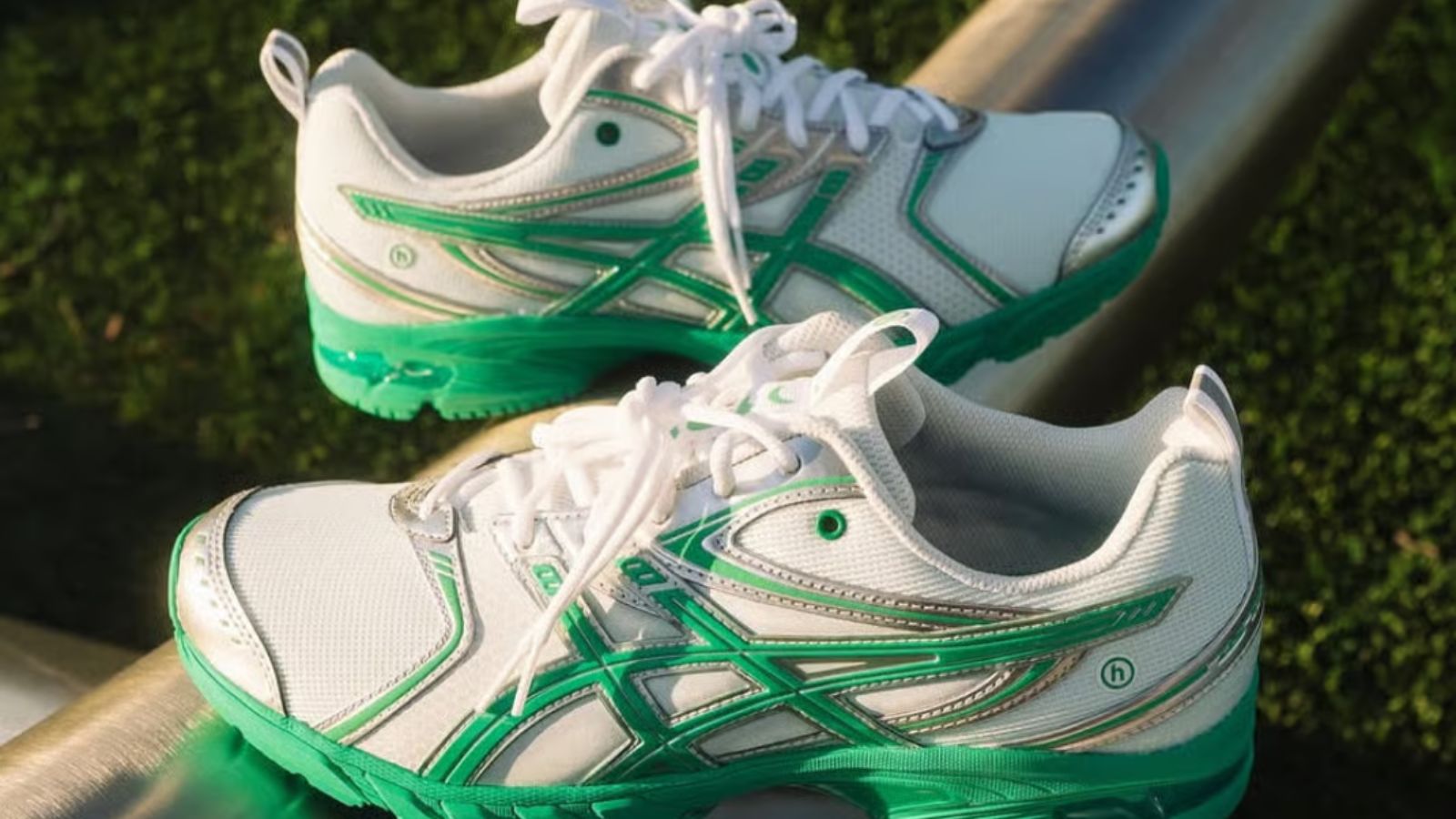 Hinh anh 1: Giay Hidden NY x Asics Gel-DS Trainer 14 “Dawn” voi phoi mau anh kim va xanh bac ha