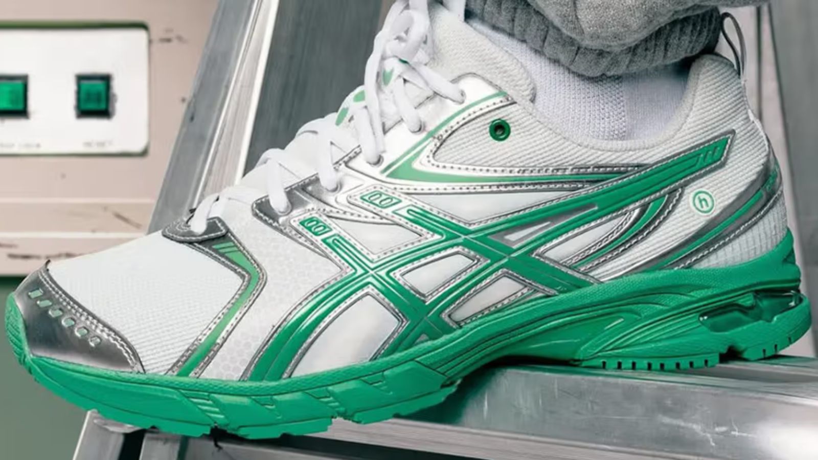 Hinh anh 2: Giay Hidden NY x Asics Gel-DS Trainer 14 “Dawn” voi phoi mau anh kim va xanh bac ha