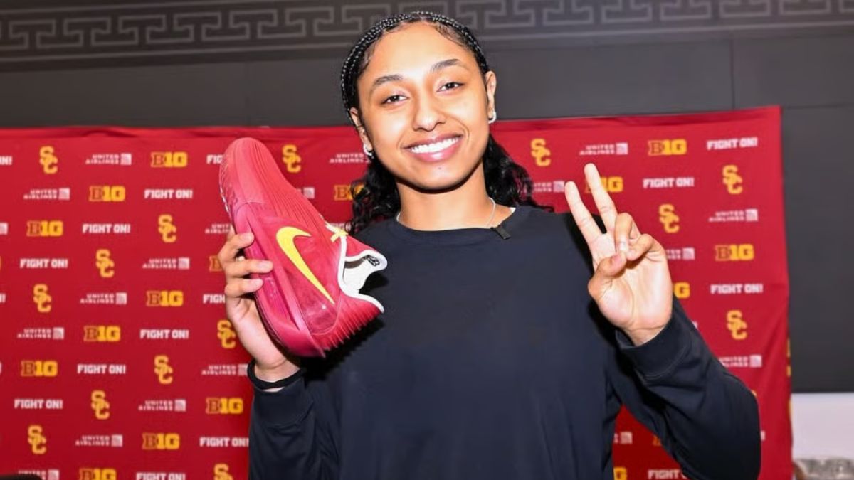 JuJu Watkins cam doi giay Nike GT Cut 3 Turbo PE voi thiet ke do do va vang ruc