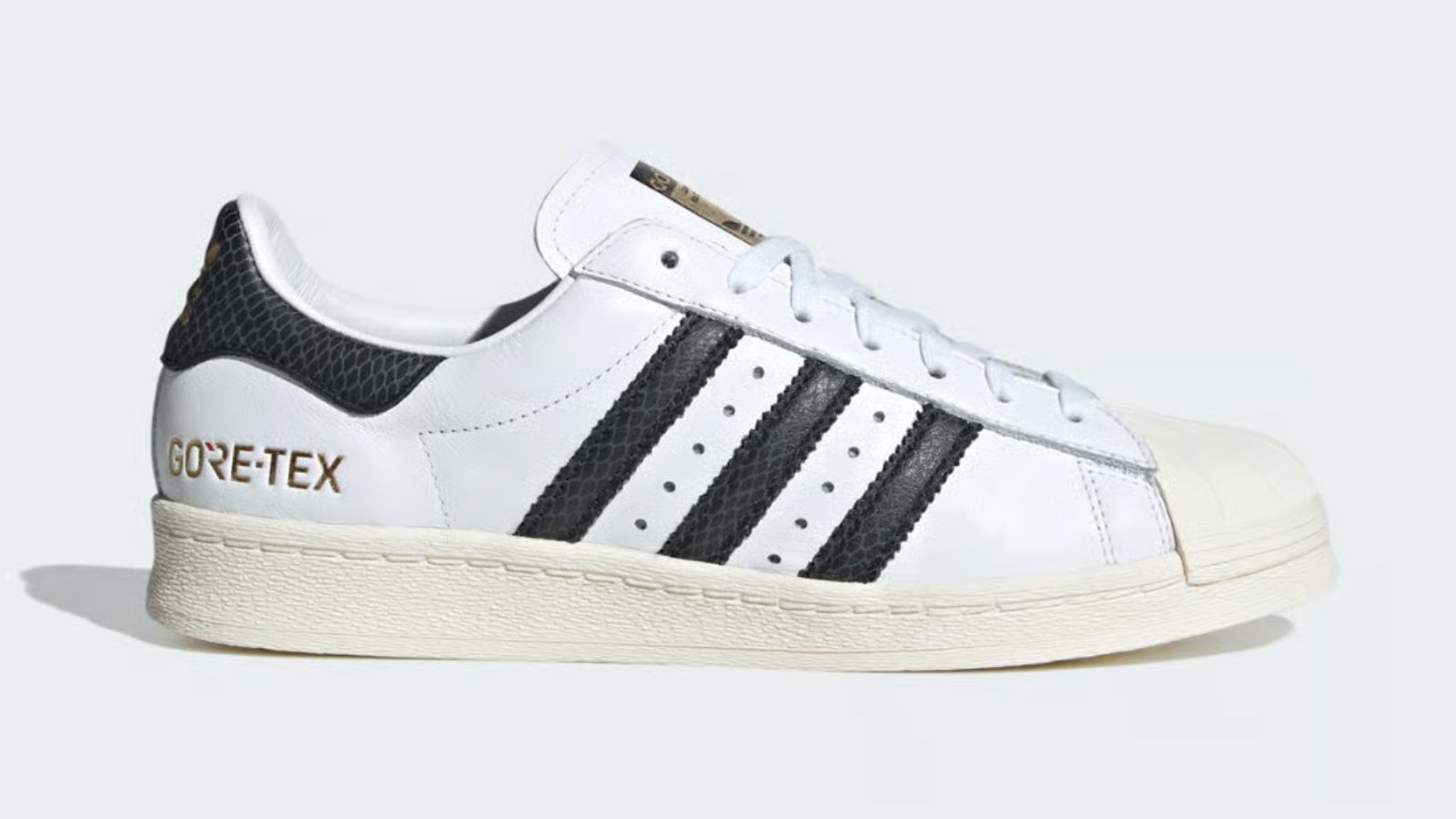 Hinh anh 1: Hinh anh giay Superstar 82 Gore-Tex voi hoa tiet vay ran phat sang, ket hop giua atmos va adidas, noi bat trong thiet ke chong nuoc.