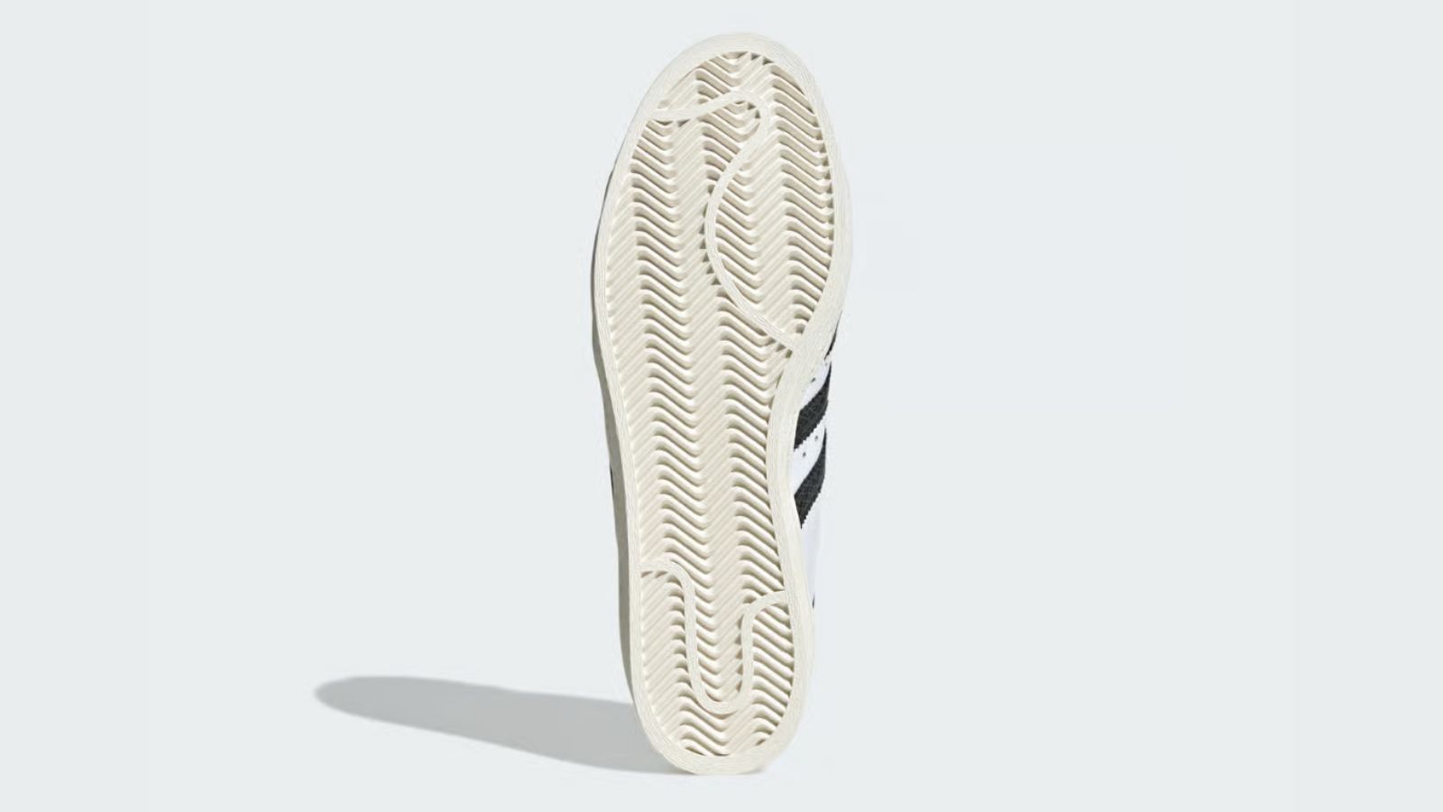 Hinh anh 3: Hinh anh giay Superstar 82 Gore-Tex voi hoa tiet vay ran phat sang, ket hop giua atmos va adidas, noi bat trong thiet ke chong nuoc.