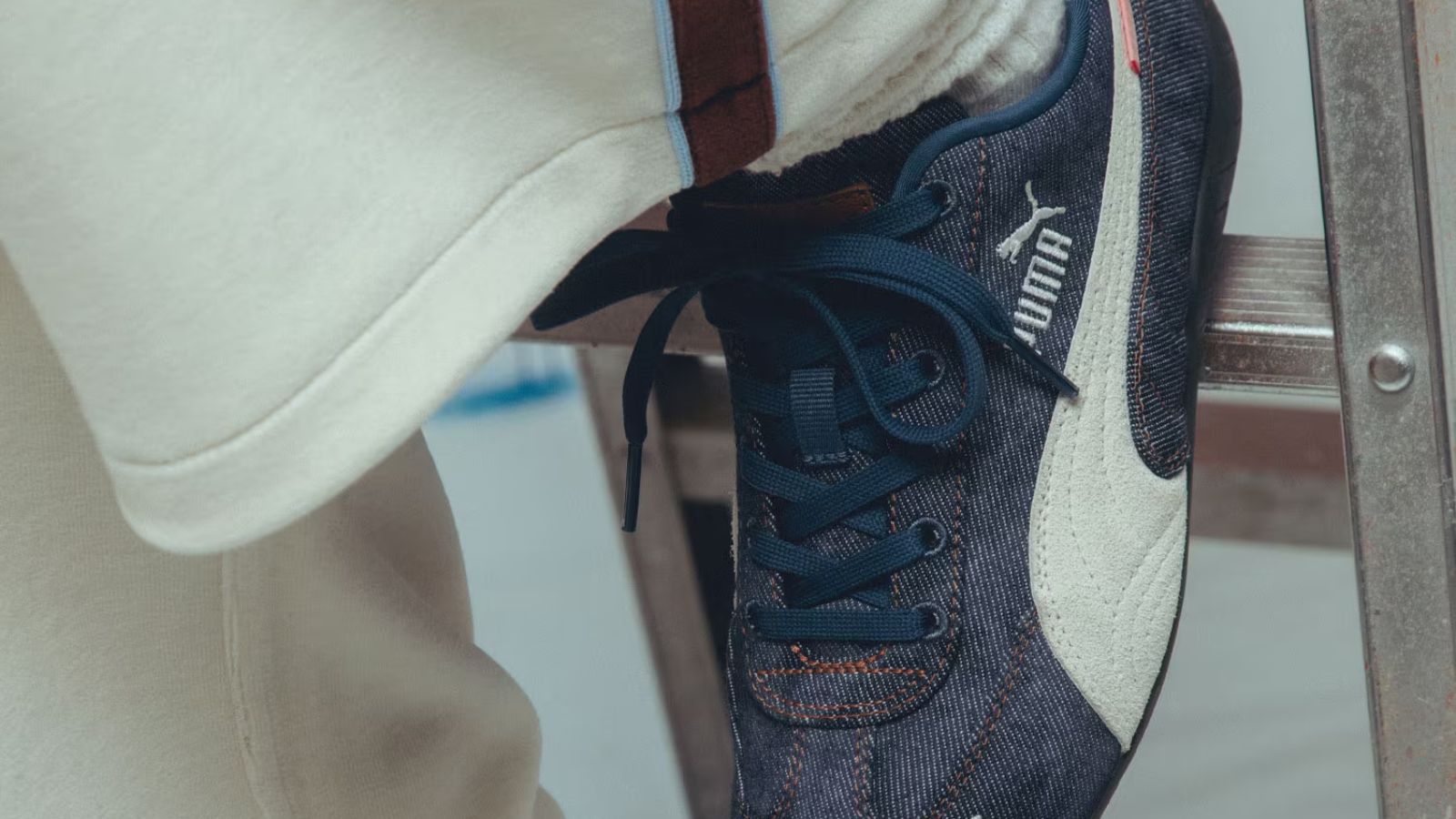 Hinh anh 4: Giay Puma Speedcat Denim Lover, hop tac giua Puma va atmos, ton vinh van hoa denim Nhat Ban.