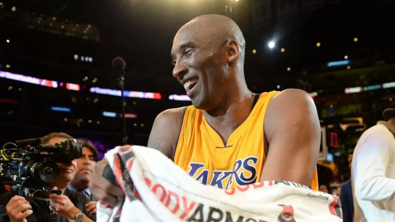 Hinh anh 1: Tran dau bong ro nu UConn vs USC tri an Kobe Bryant voi giay Nike Kobe tren san.