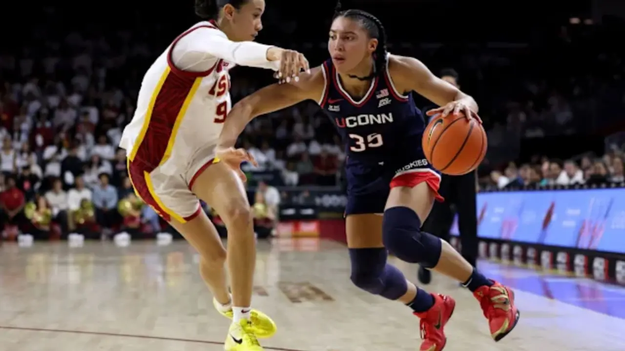 Hinh anh 2: Tran dau bong ro nu UConn vs USC tri an Kobe Bryant voi giay Nike Kobe tren san.