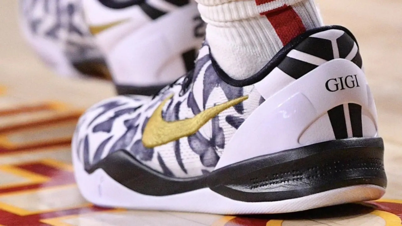 Hinh anh 4: Tran dau bong ro nu UConn vs USC tri an Kobe Bryant voi giay Nike Kobe tren san.