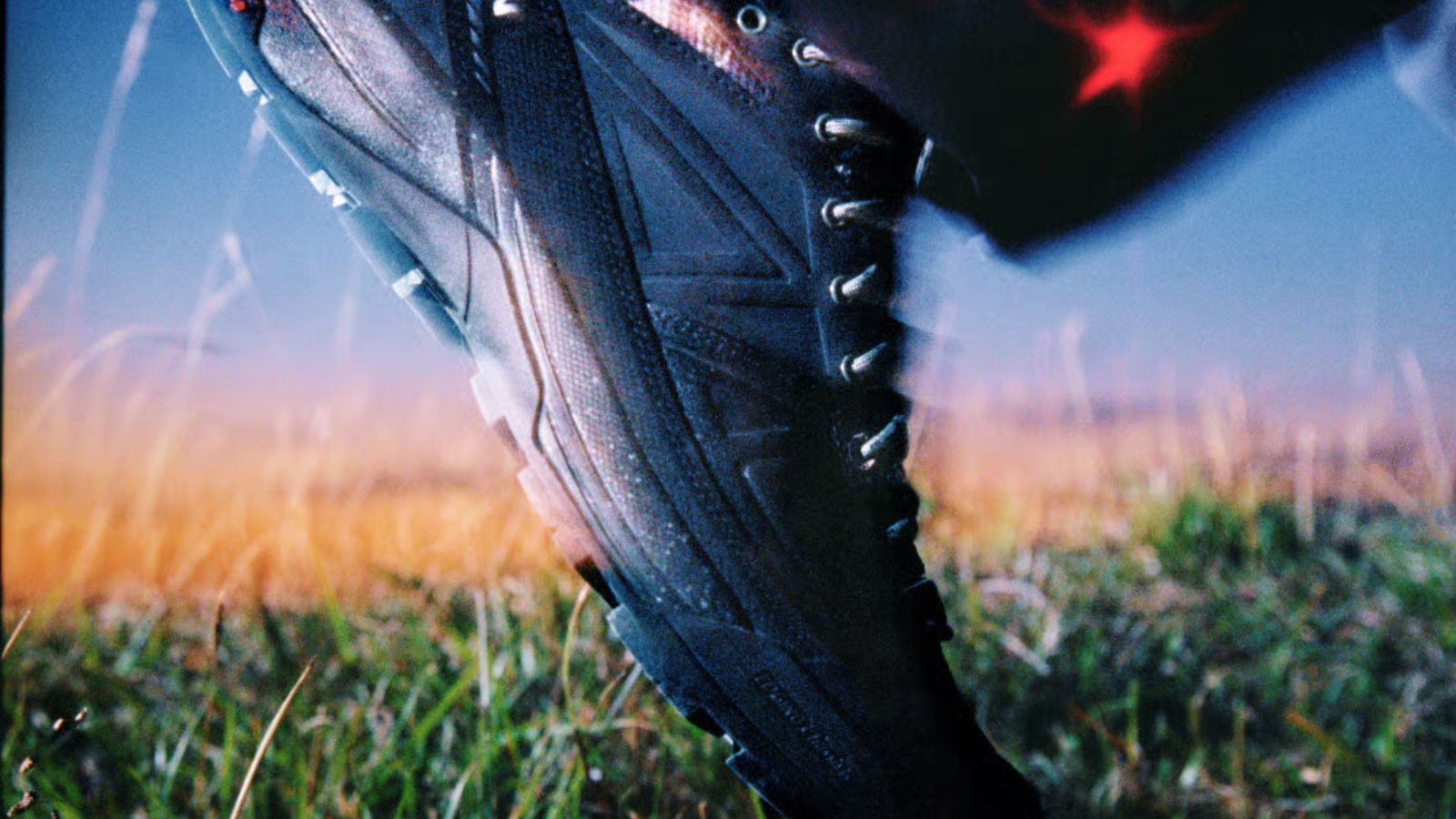 Hinh anh 1: Doi giay Carhartt WIP x Salomon X-ALP voi hoa tiet camo va chat lieu da lon