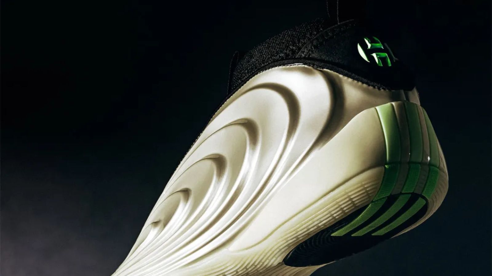 Hinh anh 1: James Harden gioi thieu giay adidas Harden Vol. 10 tren san dau