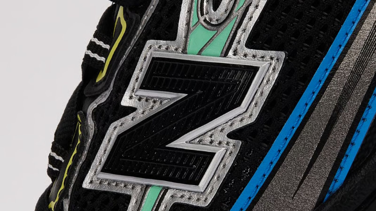 Hinh anh 5: New Balance 740 “Night Moves” voi phoi mau den va diem nhan nang dong