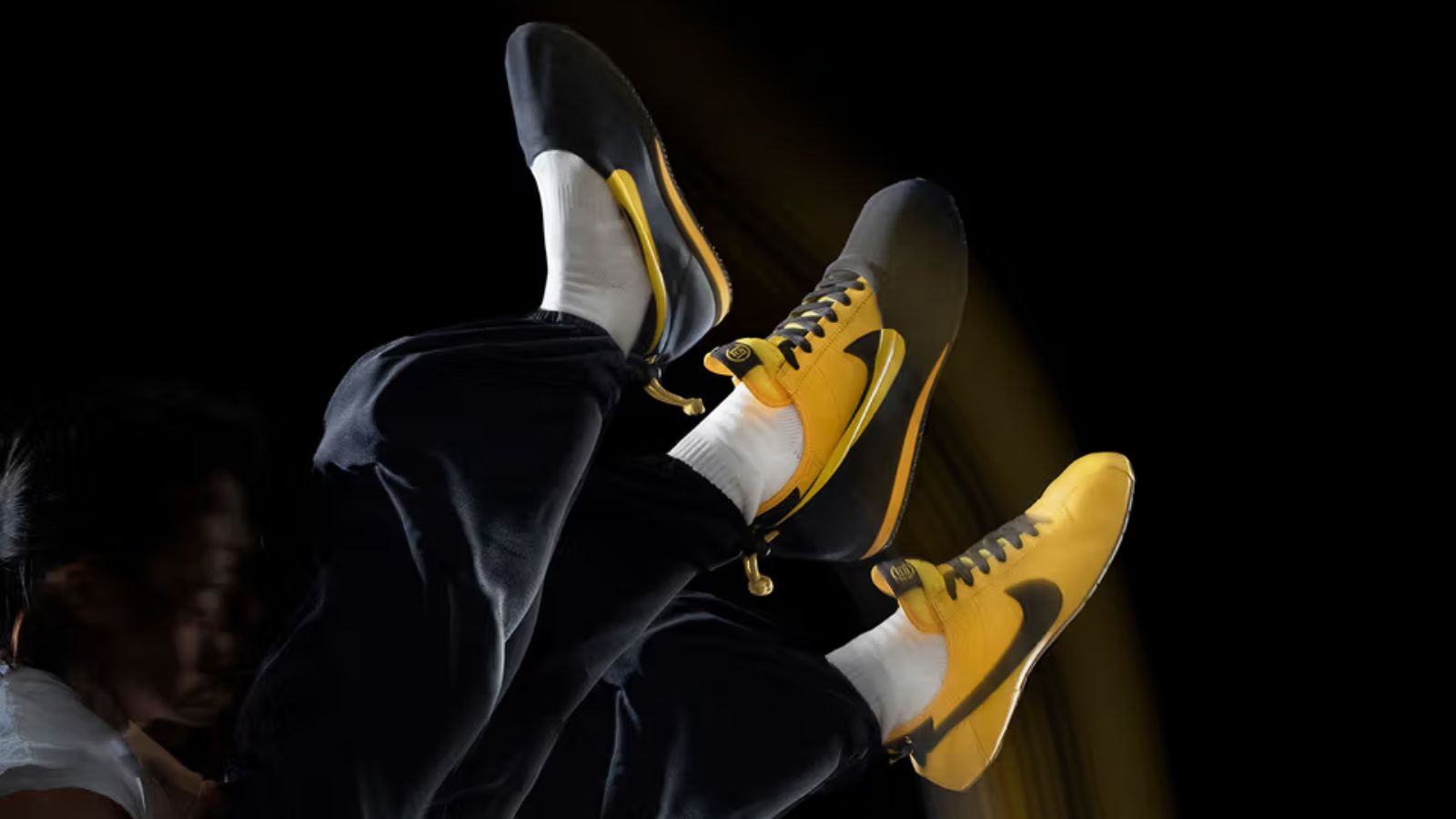 Hinh anh 5: Giay sneaker vang-den lay cam hung tu Kill Bill va Bruce Lee